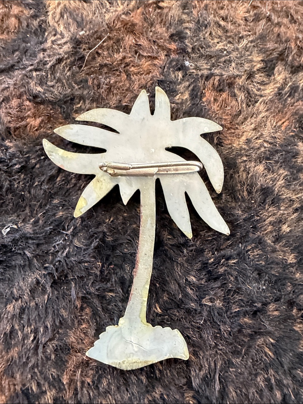 Lucite palm tree pin - Picture 3 of 5
